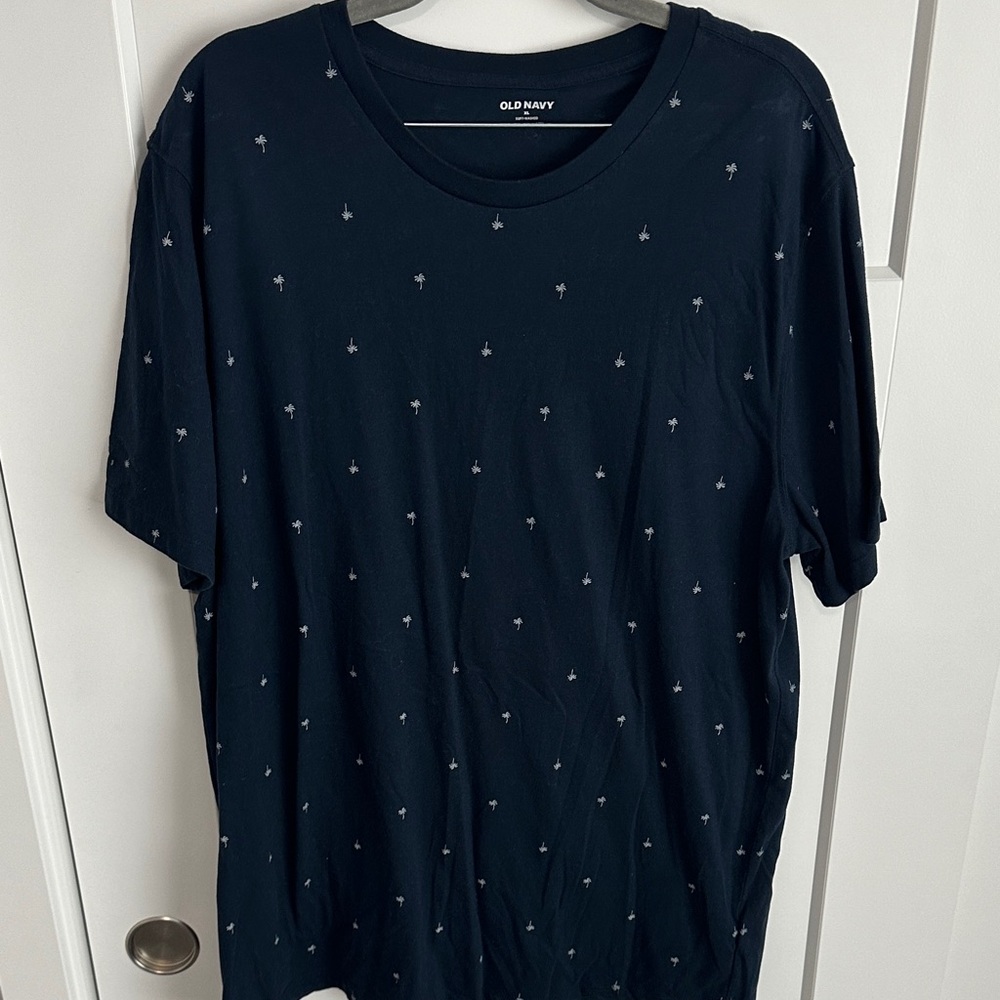 Old Navy Men's Navy Tee with Subtle Pattern
